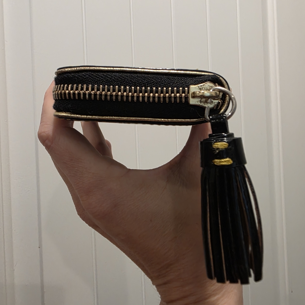 Dooney & Bourke Black Patent Leather Wallet In Excellent Condition - Picture 2 of 6